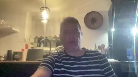 Snapshot of guil0 chatting on October 22, 2025, 8:36 am guil0 online show from October 22, 2025, 8:36 am