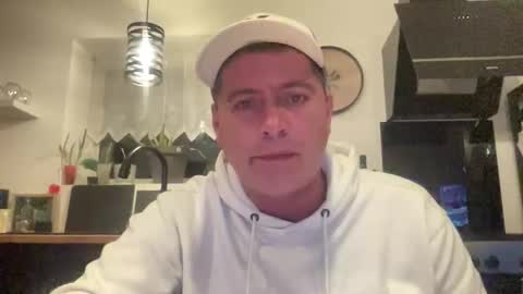 Snapshot of guil0 chatting on October 23, 2025, 10:41 pm guil0 online show from October 23, 2025, 10:41 pm