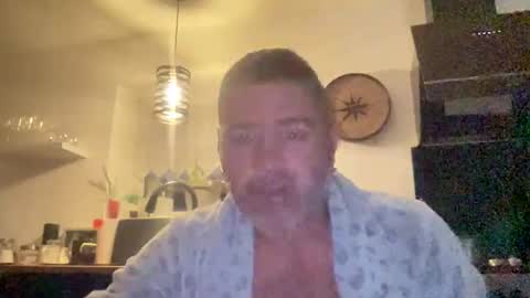 Snapshot of guil0 chatting on October 30, 2025, 9:44 am guil0 online show from October 30, 2025, 9:44 am