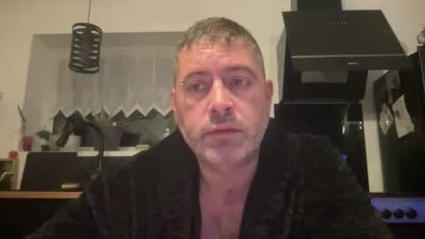 Snapshot of guil0 chatting on October 31, 2025, 7:42 am guil0 online show from October 31, 2025, 7:42 am