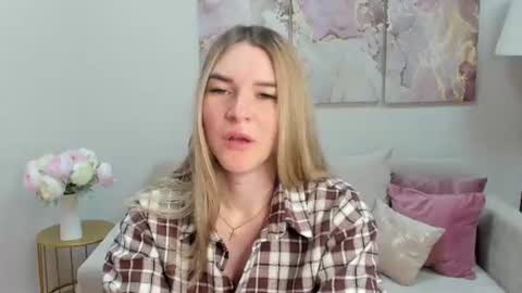 Snapshot of gwensmitt chatting on June 28, 2026, 9:43 pm gwensmitt online show from June 28, 2026, 9:43 pm