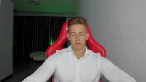 Snapshot of gym_alpha chatting on November 6, 2025, 10:32 pm Oliver online show from November 6, 2025, 10:32 pm