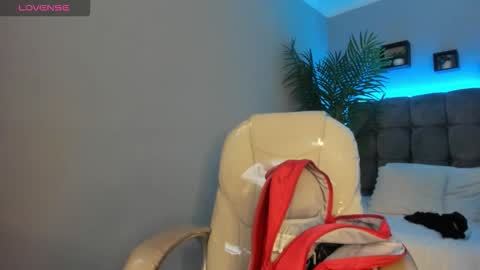 hailey_bieber_ online show from February 16, 2026, 8:49 pm