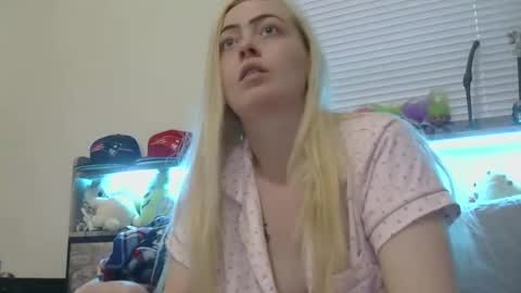 Hailey and d online show from December 14, 2025, 10:14 pm