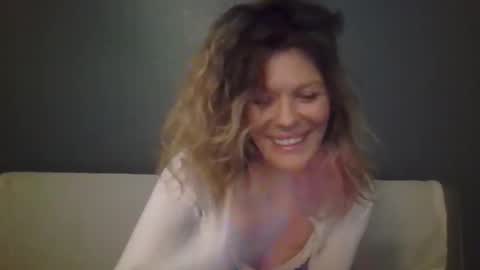 Snapshot of haileys123 chatting on October 10, 2025, 9:25 pm Hailey online show from October 10, 2025, 9:25 pm