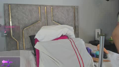 haileystonei online show from September 27, 2025, 11:48 am