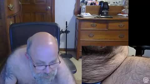 Snapshot of hairydaddybear69 chatting on September 18, 2025, 10:23 pm HairyDaddyBear69 online show from September 18, 2025, 10:23 pm