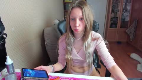 Mila online show from December 4, 2025, 10:35 am