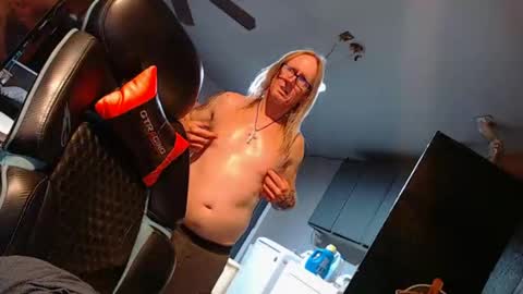 Handystudman online show from November 12, 2025, 2:23 am