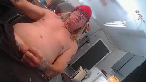 Snapshot of handystud33 chatting on October 1, 2025, 4:35 pm handystud33 online show from October 1, 2025, 4:35 pm