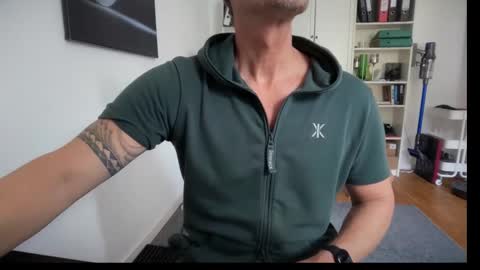 hanky online show from October 13, 2025, 9:42 am