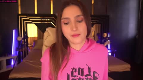 hanna__klein online show from December 3, 2024, 7:10 am