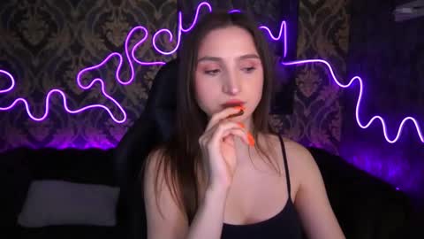 hanna__klein online show from March 12, 2025, 6:29 am