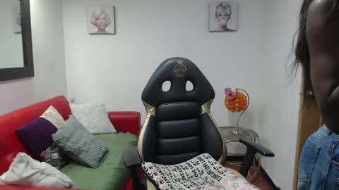 hanna_lamber online show from May 8, 2026, 11:15 am