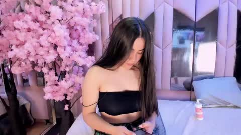 hannacollins_2 online show from April 24, 2026, 2:19 pm