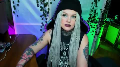 Hannah online show from November 16, 2025, 7:19 pm