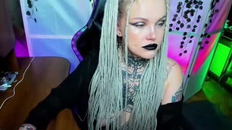 Hannah online show from December 2, 2025, 1:55 am