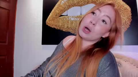hannamartinn_ online show from October 28, 2025, 4:31 pm
