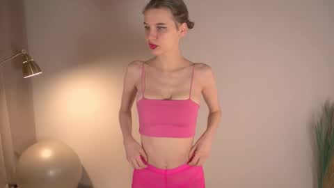 Snapshot of happynewdear chatting on March 30, 2026, 2:01 am Evy online show from March 30, 2026, 2:01 am