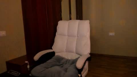 Julia online show from November 13, 2025, 5:39 am