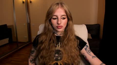 Julia online show from May 7, 2026, 5:35 am