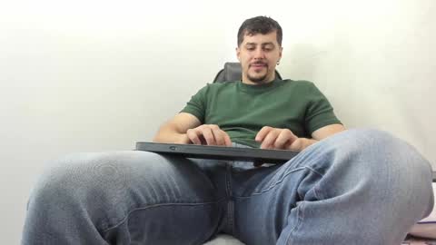 Snapshot of harrydaviss chatting on December 21, 2024, 7:35 am alpha online show from December 21, 2024, 7:35 am