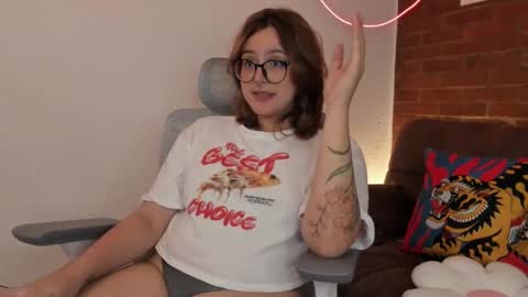 Snapshot of hazelbrownn23 chatting on October 2, 2025, 10:28 pm Hazel Brown online show from October 2, 2025, 10:28 pm