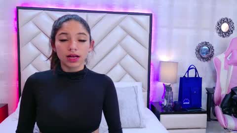 HazelMoret online show from September 19, 2025, 11:33 am