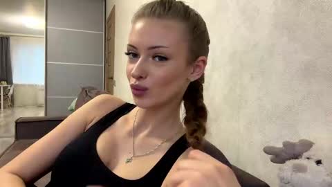 Mona online show from December 4, 2025, 9:18 am