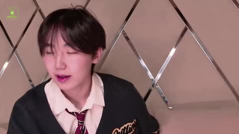 Snapshot of heejinwang chatting on October 2, 2025, 4:19 am HEEJIN online show from October 2, 2025, 4:19 am