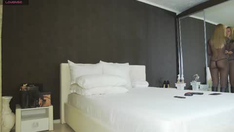 Snapshot of hefner_girl chatting on September 23, 2025, 3:37 pm Helen online show from September 23, 2025, 3:37 pm