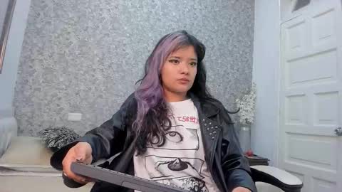 Snapshot of hela_strossner chatting on September 19, 2025, 12:06 pm Hella online show from September 19, 2025, 12:06 pm