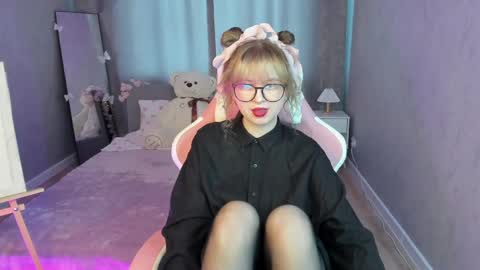 Snapshot of helen_carson chatting on April 21, 2026, 1:42 am Helen Carson online show from April 21, 2026, 1:42 am