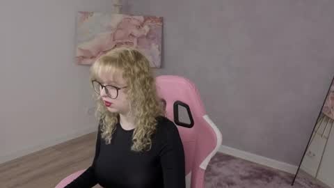 Snapshot of helen_carson chatting on May 21, 2026, 4:19 am Helen Carson online show from May 21, 2026, 4:19 am
