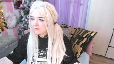 Snapshot of hell_fairy chatting on December 4, 2024, 1:03 am Laura online show from December 4, 2024, 1:03 am