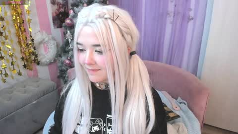 Snapshot of hell_fairy chatting on December 4, 2024, 4:21 am Laura online show from December 4, 2024, 4:21 am