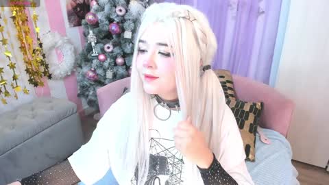 Snapshot of hell_fairy chatting on December 5, 2024, 3:26 am Laura online show from December 5, 2024, 3:26 am