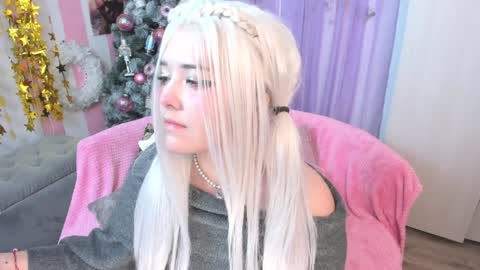 Snapshot of hell_fairy chatting on December 19, 2024, 6:45 am Laura online show from December 19, 2024, 6:45 am