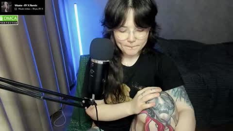 Red online show from November 17, 2025, 6:14 pm