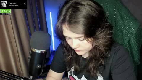Red online show from May 6, 2026, 9:20 pm