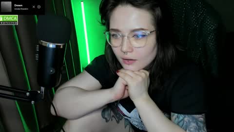 Red online show from May 7, 2026, 7:30 pm