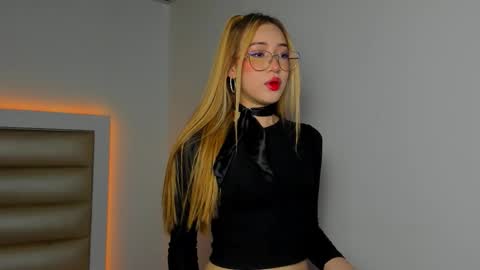 hellen__smith_ online show from January 17, 2026, 7:28 pm