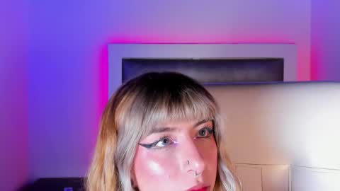 hellen__smith_ online show from May 7, 2026, 8:25 pm
