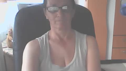 hellenmarie online show from September 17, 2025, 10:39 am