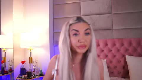 hellenroyy online show from March 23, 2026, 4:49 am