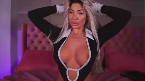 hellenroyy online show from June 12, 2026, 3:27 am