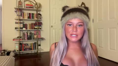 Snapshot of hellokittyluverr chatting on November 4, 2025, 6:01 am hellokittyluverr online show from November 4, 2025, 6:01 am