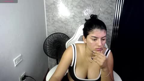 helloo_kityy25 online show from January 7, 2026, 4:04 am