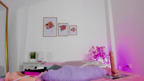 Hellzel online show from November 24, 2025, 7:24 pm