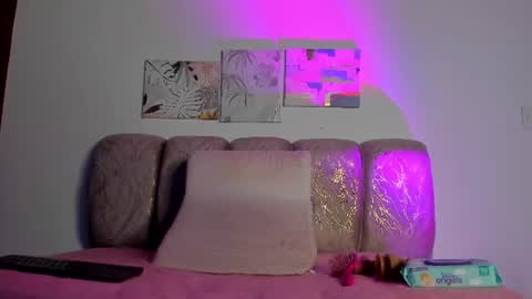 Hellzel online show from June 18, 2026, 2:56 am